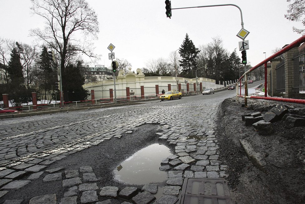 Praha: Těžko se vyhnete díře na Korunovační ulici.