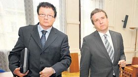 Někdejší starosta Brna-Žabovřesk Aleš Kvapil (vlevo) a Radovan Novotný u soudu kvůli korupci.