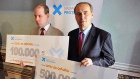Ondřej Závodský (vlevo) a Libor Michálek (vpravo) převzali ocenění Nadačního fondu boje proti korupci za to, že upozornili na rozsáhlé korupční případy