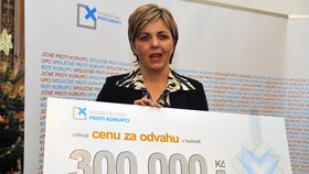 Renata Horáková ze Znojma, která poukázala na korupční jednání na tamní radnici, převzala 9. prosince v Praze od Nadačního fondu proti korupci Cenu za odvahu.