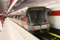 Sebevrah skočil pod metro: Na místě zemřel