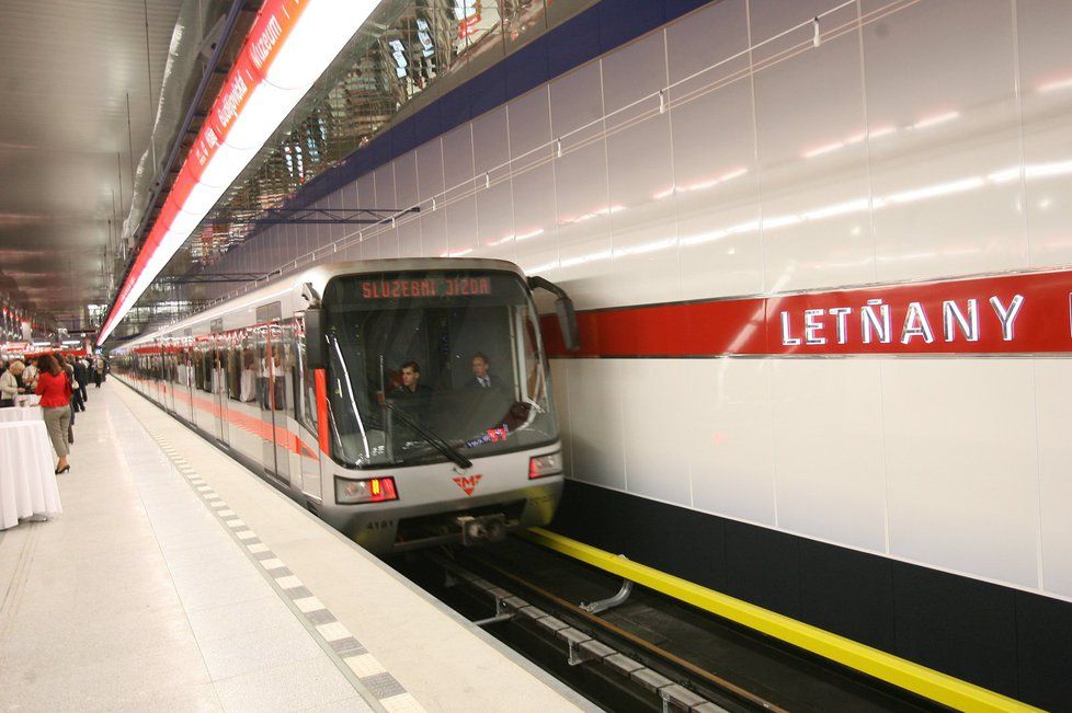 Metro Letňany: Zastávka vyrostla v polích, lidé se z ní musí na nedaleké sídliště přepravovat autobusy. Do budoucna by mohla být prodloužena do Čakovic.