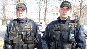 Policisté Richard Bracek (vlevo) a Jiří Šotlík odmítli úplatek 50 tisíc od opilého řidiče.