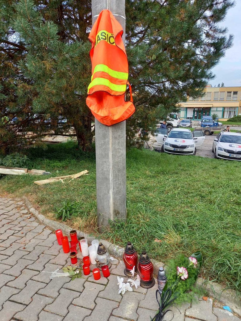 Pietní místo za dobrovolné hasiče, kteří zemřeli v Koryčanech při výbuchu plynu.