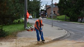 Hasič Stanislav G. a pracovník technických služeb uklízeli u místa tragédie.