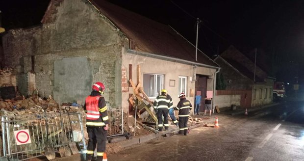 Výbuch plynu v koryčanském domě zabil dva hasiče: Neštěstí postihlo i vedlejší barák