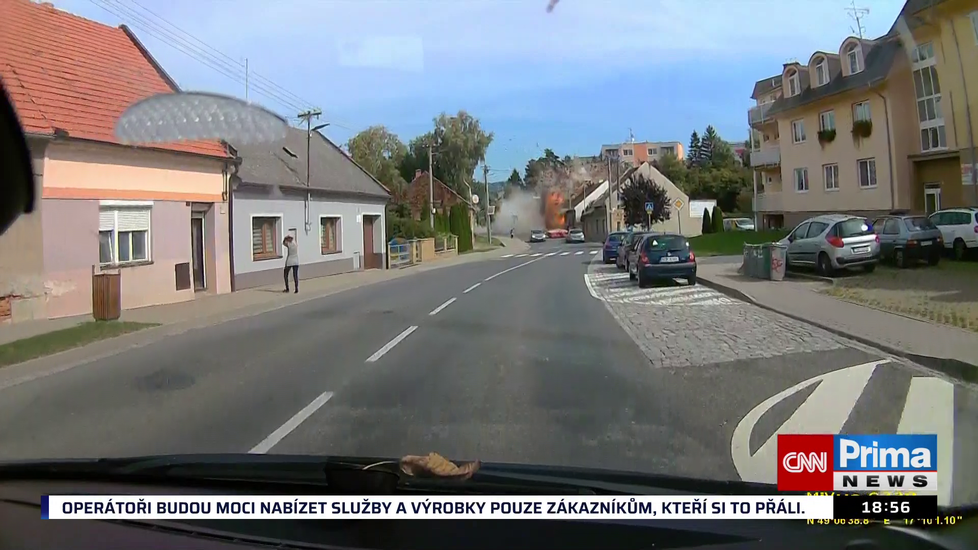 Výbuch domu v Koryčanech natočil řidič, který jel náhodou kolem.