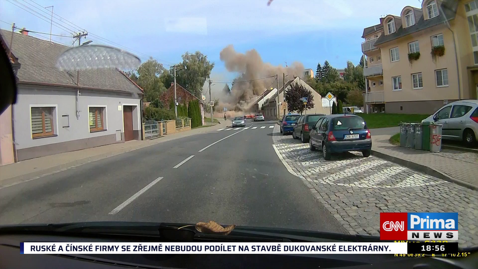 Výbuch domu v Koryčanech natočil řidič, který jel náhodou kolem.