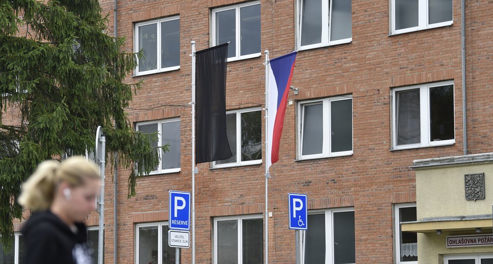Černá vlajka vyvěšená 19. září 2021 před budovou hasičského záchranného sboru ve Zlíně k uctění památky dvou dobrovolných hasičů, kteří zahynuli při výbuchu rodinného domu v Koryčanech na Kroměřížsku.