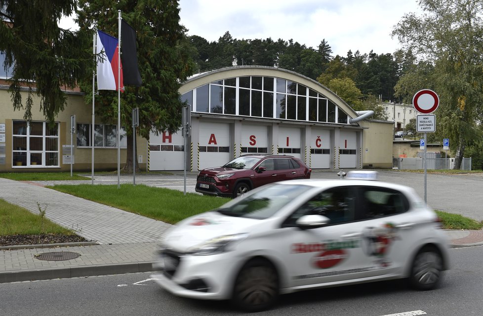 Černá vlajka vyvěšená 19. září 2021 před budovou hasičského záchranného sboru ve Zlíně k uctění památky dvou dobrovolných hasičů, kteří zahynuli při výbuchu rodinného domu v Koryčanech na Kroměřížsku.