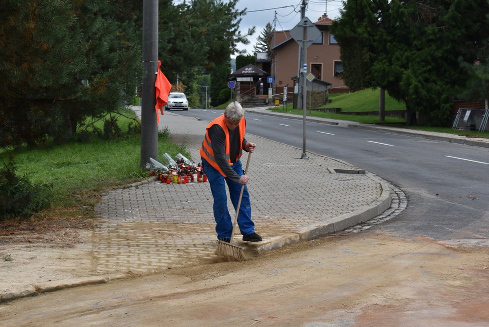 Hasič Stanislav G. a pracovník technických služeb uklízel u místa tragédie.