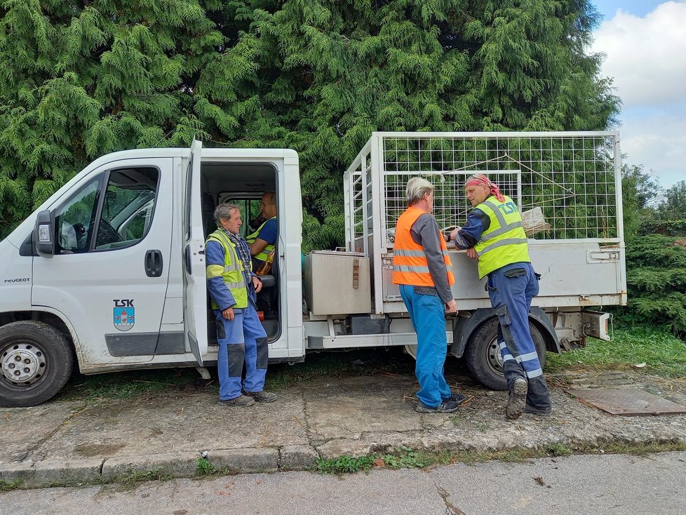 Pracovníci technických služeb, kteří přišli o kolegu, přijeli uklidit prostranství.