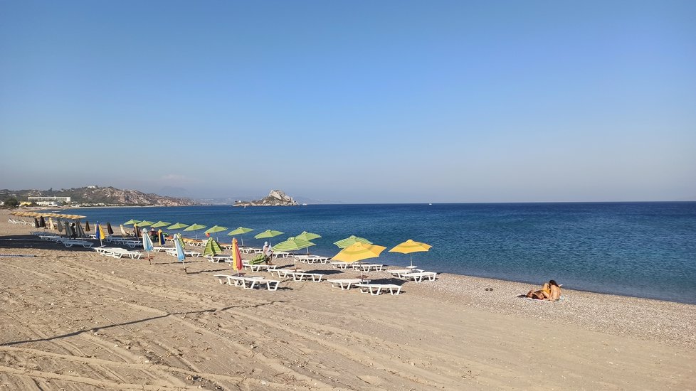 Prázdná pláž Agios Stephanos