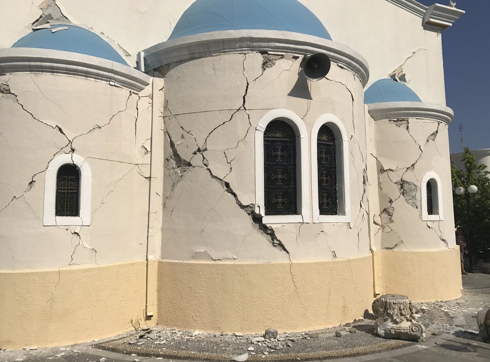 Řecký ostrov Kos postihlo silné zemětřesení loni.