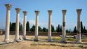 Bývalý Apollónův chrám v Asklépionu poznáte podle sedmi volně stojících sloupů.