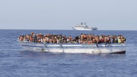 Uprchlíci překonávají moře v přeplněných člunech