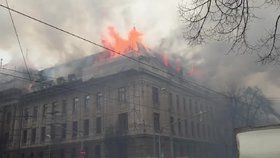 V Košicích hoří finančák. Plameny šlehají ze střechy a lidé spekulují o práci mafie