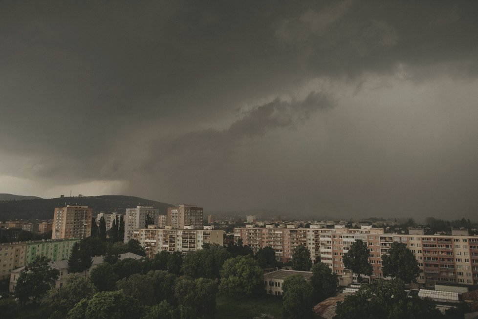 Silné krupobití v Košicích poškodilo přes 1000 aut a desítky domů