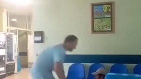 Pracovník nemocnice v Košicích vytáhl pacienta z nemocnice.