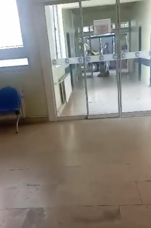 Pracovník Univerzitní nemocnice Louise Pasteura v Košicích vytáhl pacienta z nemocnice.
