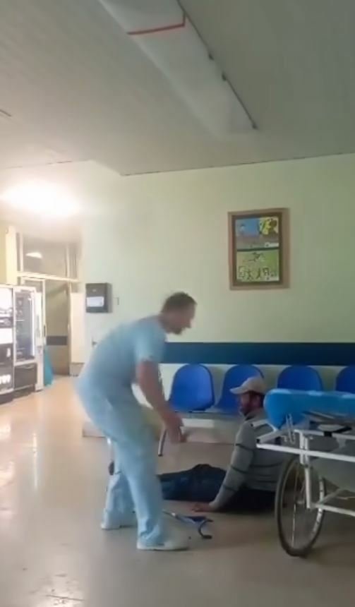 Pracovník Univerzitní nemocnice Louise Pasteura v Košicích vytáhl pacienta z nemocnice.
