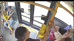 Neznámý muž se pokoušel v autobuse unést čtyřletého chlapce.
