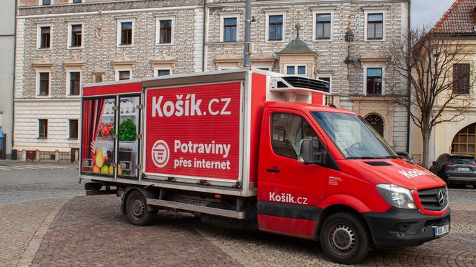 Dodávka e-shopu s potravinami Košík.cz na náměstí v Kolíně.