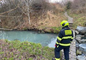 Košíkovský potok znečistila látka neznámého původu. Vodu obarvila do azurova. (12. prosinec 2020)