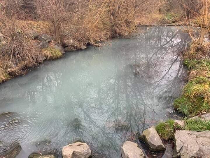 Košíkovský potok znečistila látka neznámého původu. Vodu obarvila do azurova. (12. prosinec 2020)