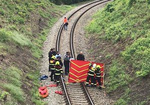 Na kolejích v pražských Košířích nalezli mrtvého muže.