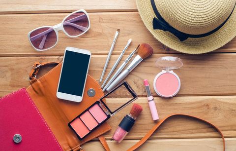 8 kosmetických produktů, které vám nesmějí chybět na žádné dovolené