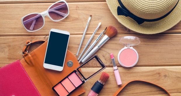 Jakou kosmetiku si s sebou nesmíte zapomenout na dovolenou?