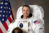 Americký kosmonaut poletí opravit teleskop s českou vlajkou
