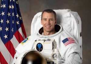 Americký astronaut Andrew Feustel vynese v květnu do kosmu českou vlajku a výtisk Písní kosmických Jana Nerudy.
