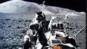 Kosmonaut Eugene Cernan na povrchu Měsíce
