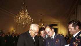Bývalý sovětský kosmonaut Georgij Grečko zemřel 8. dubna ve věku 85 let. Na archivním snímku z 27. dubna 1978 z Prahy je druhý zleva spolu s tehdejším československým prezidentem Gustávem Husákem (vlevo), prvním československým kosmonautem Vladimírem Remkem (druhý zprava) a sovětským kosmonautem Alexejem Gubarevem.