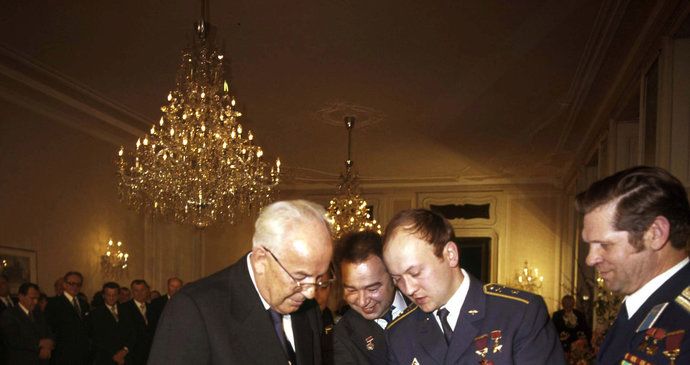 Bývalý sovětský kosmonaut Georgij Grečko zemřel 8. dubna ve věku 85 let. Na archivním snímku z 27. dubna 1978 z Prahy je druhý zleva spolu s tehdejším československým prezidentem Gustávem Husákem (vlevo), prvním československým kosmonautem Vladimírem Remkem (druhý zprava) a sovětským kosmonautem Alexejem Gubarevem.