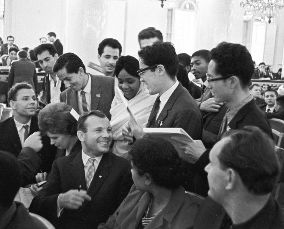 Gagarin a Těreškovová na studentském fóru v Moskvě, 1964