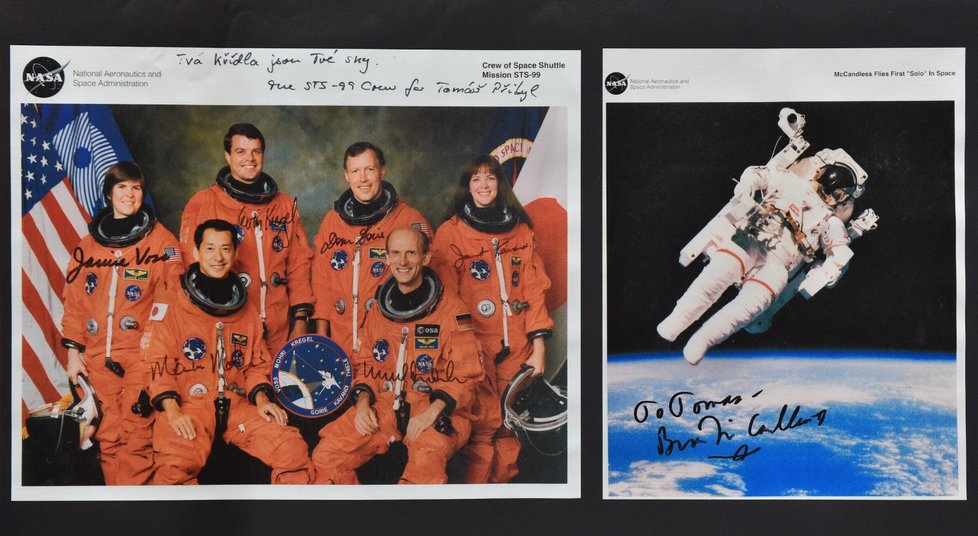 Sběratel Tomáš Přibyl ukazuje výstavu své sbírky podpisů kosmonautů v Technickém muzeu v Brně.