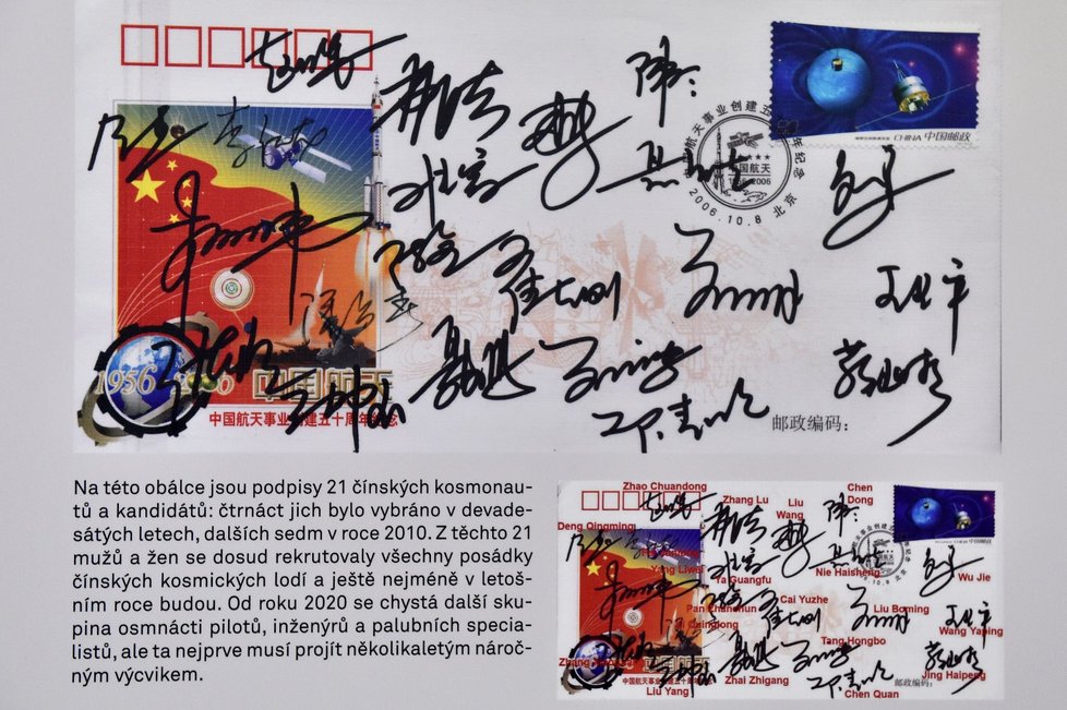 Sběratel Tomáš Přibyl ukazuje výstavu své sbírky podpisů kosmonautů v Technickém muzeu v Brně.