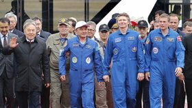(Zleva) Kazachstánský prezident Nursultan Nazarbajev a kosmonauti Ajdyn Ajmbetov, Rus Gennadij Padalka a  Dán Andreas Mogensen.
