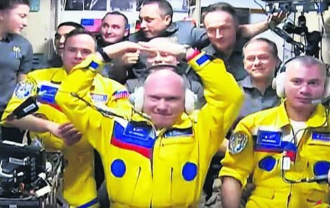 Ruští kosmonauti  ve žlutomodrém na ISS a vidí to  celý svět.