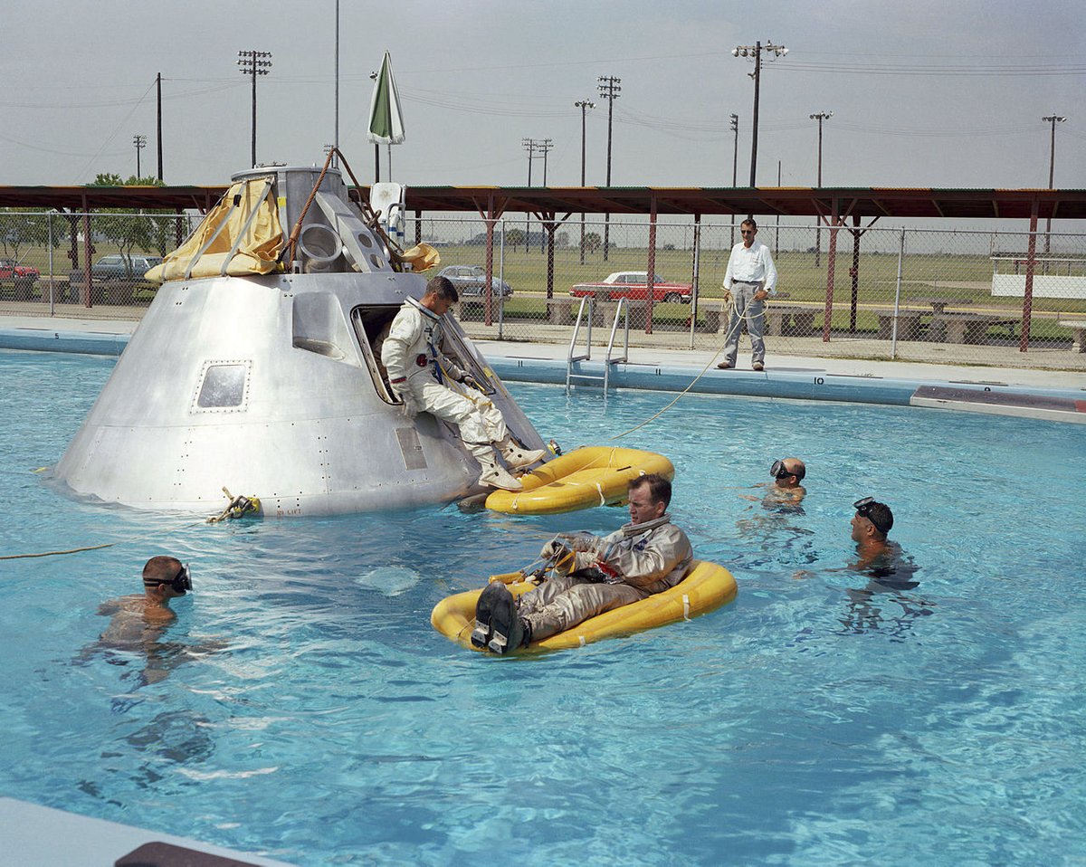 Kosmonauti trénovali výstup z korábu v bazénu.