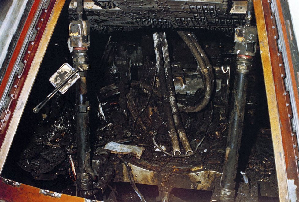 Vnitřek kabiny po požáru. Hrůzný pohled na seškvařené přístroje, mnohé spoje se úplně vypařily!