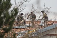 Napadal rodiče, před policisty pak vylezl na střechu a házel po nich tašky! „Sundali“ ho taserem