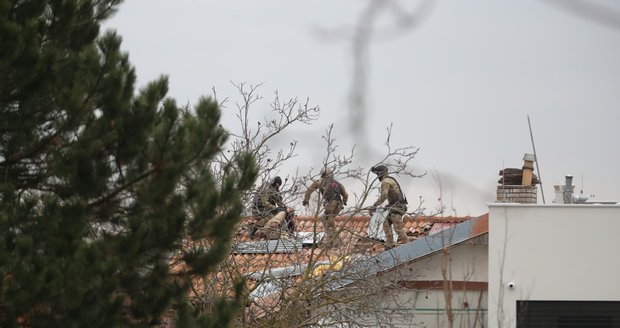 Muž v Kosoři u Prahy napadal rodiče, pak vylezl na střechu. Policisté ho zneškodnili.