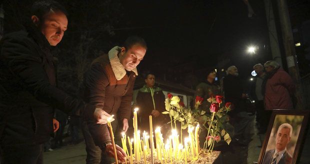 Předák Srbů v Kosovu zemřel po šesti kulkách v hrudi. Stovky lidí truchlí