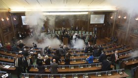 Kosovští opoziční poslanci přerušili ve čtvrtek zasedání parlamentu slzným plynem.
