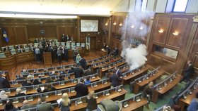 Kosovští opoziční poslanci přerušili ve čtvrtek zasedání parlamentu slzným plynem.