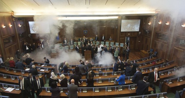 „Balkánský kotel“ vybuchl. V kosovském parlamentu znovu úřadoval slzný plyn